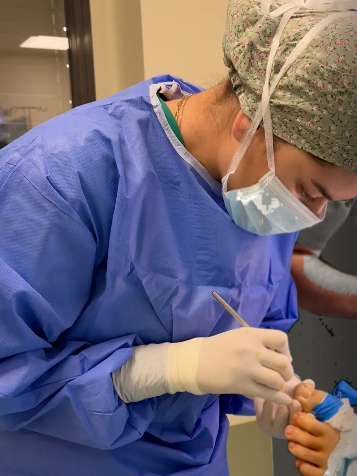 Daniela interviniendo un pie en quirófano