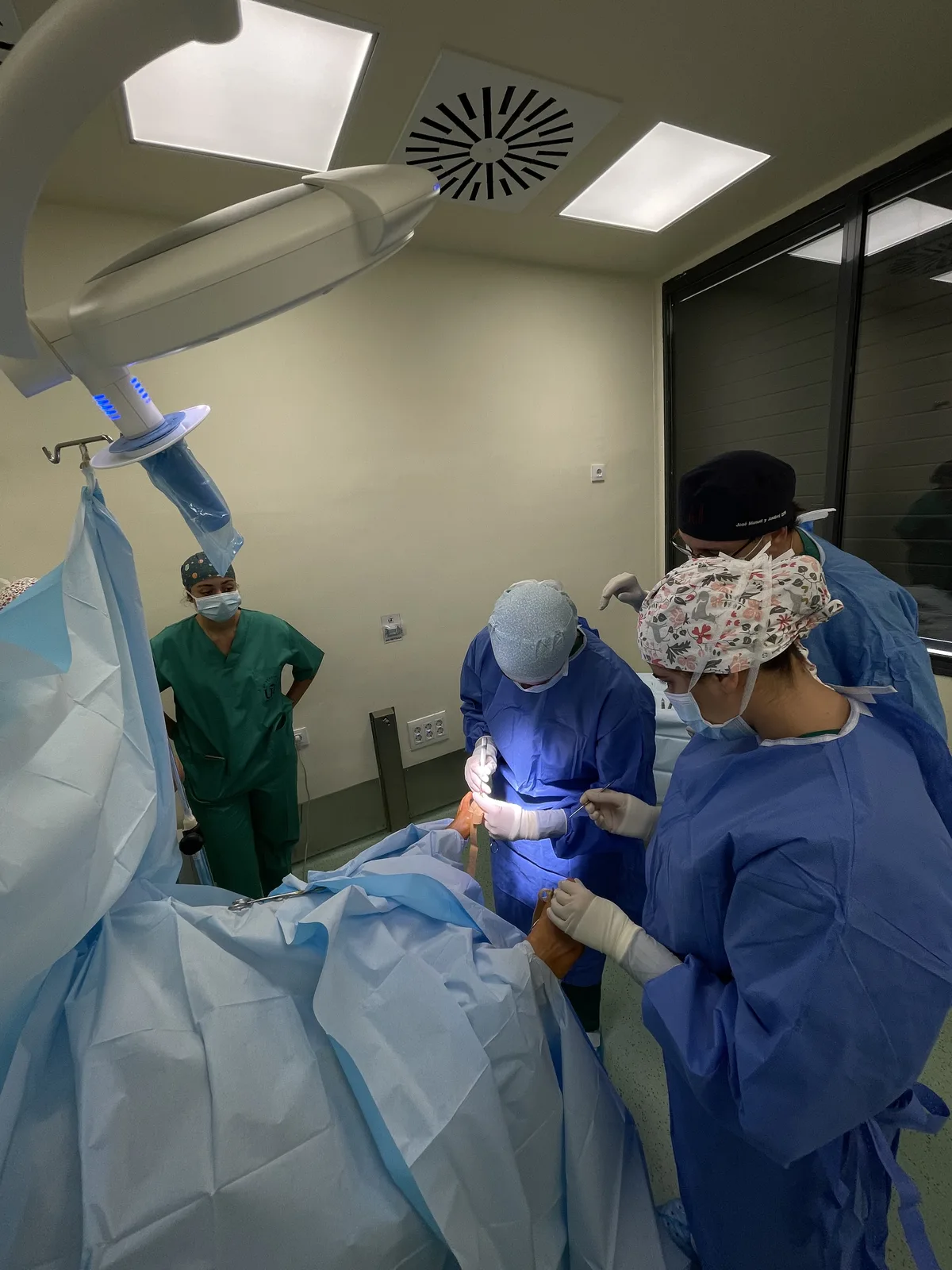 Plano general de quirófano con el equipo trabajando